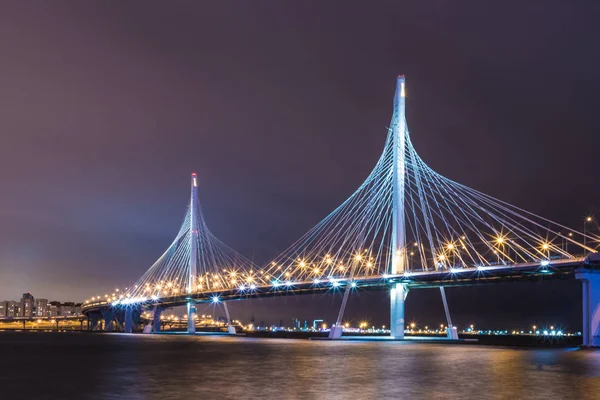 Neva Nehri Nin Üzerindeki Çevre Yolu Köprüsü Gece Ağzının Yanında — Stok fotoğraf