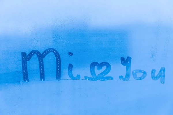 Romantikus Feliratnak Hiányzol Kék Estén Vagy Reggeli Ablaküvegen Cseppekkel — Stock Fotó