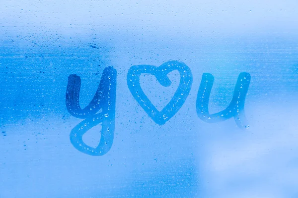 Romantikus Felirat Amit Imádok Kék Estén Vagy Reggeli Ablaküvegen Cseppekkel — Stock Fotó