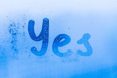 Yaratıcı yazıtta mavi akşam ya da sabah camında damlalar olan evet yazıyor. 