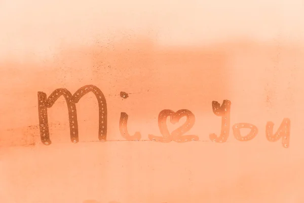Romantikus Feliratnak Hiányzol Narancssárga Rózsaszín Estén Vagy Reggeli Ablaküvegen Cseppekkel — Stock Fotó