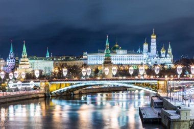 Gece Moskova Kremlin ve Bolşoy Kamenny Köprüsü 'nü aydınlattı. Rusya 'daki Patriarshy yaya köprüsünden görüntü. Akşamları mavi saatte şehir manzarası