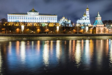 Moskova Kremlin 'i Büyük Kremlin Sarayı' yla aydınlatmış. Rusya devlet başkanının ikametgahı. Moskva Nehri 'nin seti manzaralı. Akşamları mavi saatte şehir manzarası