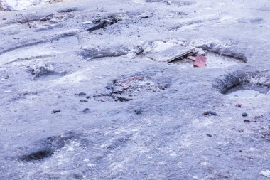 Kötü asfalt kış yolu ya da yolu buz, kar, su birikintileri, havuzlar, çamur ve karla kaplı