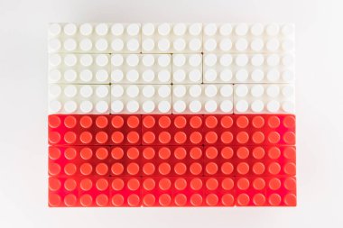 Beyaz zemin üzerinde Polonya 'nın stilize edilmiş ulusal bayrağı çocuk setleri kurarak kolayca çıkarılması için hazırlanıyor.