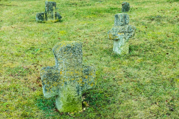 Starověké Křesťanské Hrobky Kříže Runami Pokryté Mechem Lišejníkem Mezi Zelenou — Stock fotografie