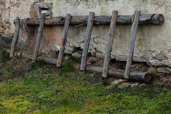 Landcape Rural Vila Com Uma Escada Cinzenta Escadaria Inclinada Parede — Fotografia de Stock