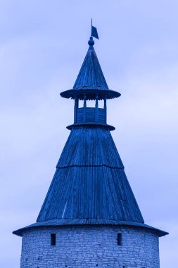 Taş kule ya da antik ya da antika kremlin kulesi ya da bulutlu baharda ya da sonbahar havasında ahşap çatılı kale