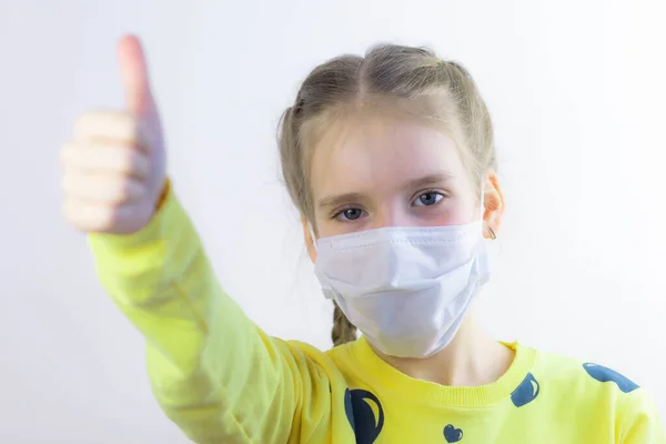 Alegria Bonita Feliz Feliz Criança Cuidado Médico Guardando Protegendo Máscara — Fotografia de Stock