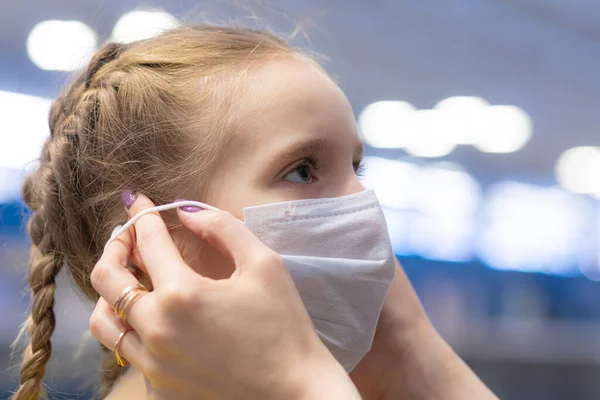 Anne, metroda, metroda ya da yeraltında sağlık koruması için giysi maskesi takıyor.