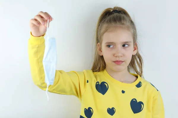 Όμορφο Κορίτσι Παιδί Κίτρινο Μπλουζάκι Στο Λευκό Φόντο Απογειώνεται Ιατρική — Φωτογραφία Αρχείου