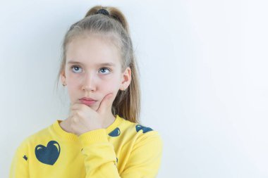 Beyaz arka planda komik, havalı, güzel ve güzel bir kız ya da tişörtü olan canlı ya da renkli bir iş. Düşünceli ya da hayalperest pozlar vermek için beyaz arka planda.