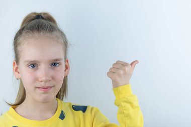 Üzerinde sarı tişörtlü güzel, güzel, havalı ve güzel bir kız ya da çocuk olan bir şablon ya da şablon. Beyaz tişörtlü, elinde sunum olarak arka planda bir şey sergiliyor.