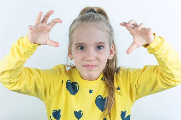 Canlı ya da renkli, komik, havalı, güzel ve sarı süveterli bir kız ya da beyaz arka planda yırtıcı pençeleri gibi elleriyle tehditkar poz veren bir tişört.