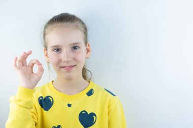Beyaz arka planda komik, havalı, güzel ve güzel bir kız olan canlı ve renkli bir iş. Ya da güzel bir tişört. Çıkarma işlemi için beyaz arka planda.