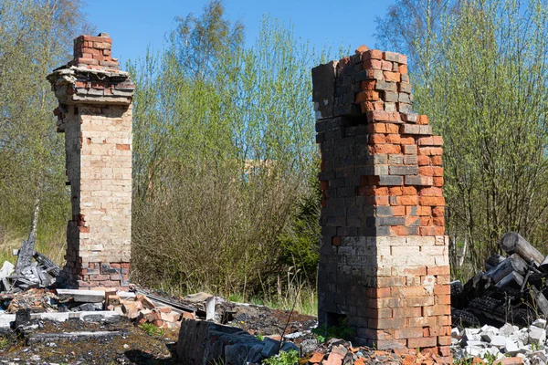 Tuğla ve ahşap bina harabeleri ya da şömineli ya da şömineli evler.