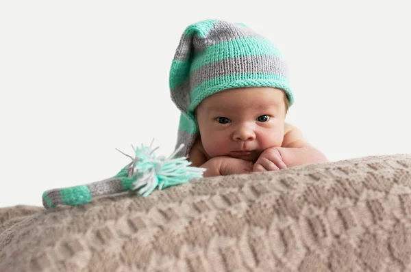 生まれたばかりの赤ちゃんに手作り帽子を — ストック写真