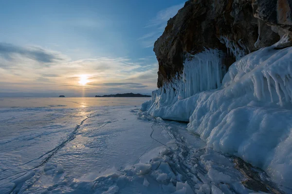 Lodowate Odpryski Skale Światło Świt Zima Jezioro Bajkał Kurminskiy Bay — Zdjęcie stockowe