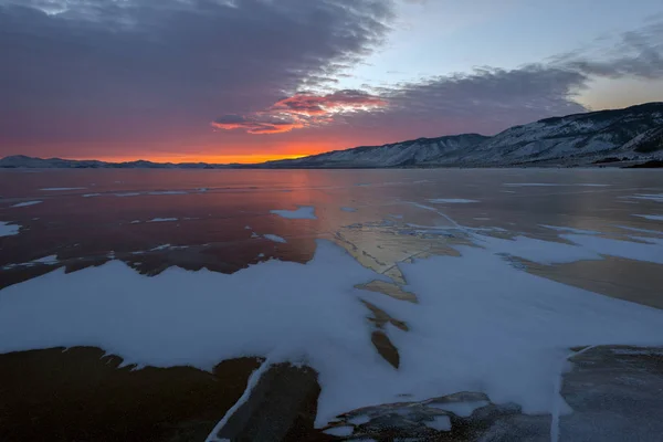 Sonnenuntergang Über Dem Baikalsee Und Schneebedecktes Gletschereis — Stockfoto