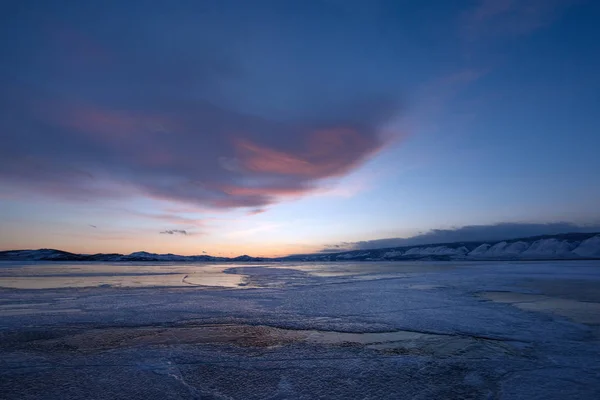 群青日落在贝加尔湖和肋冰 — 图库照片