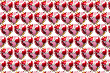 Beyaz arka plan üzerinde kalp şeklinde çikolata