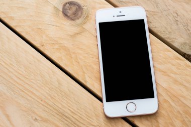 Ahşap arka plan boş ekran akıllı telefon