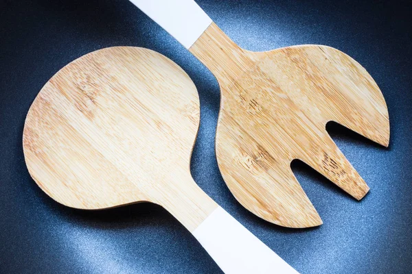 Деревянная лопатка на фоне сковороды с тефлоновым покрытием — стоковое фото