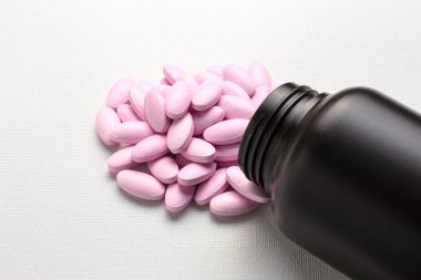 Çok pembe tablet hap şişesi ile