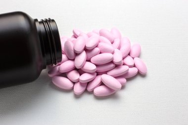 Çok pembe tablet hap şişesi ile