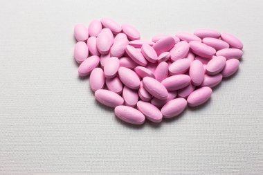 Kalp şeklinde çok pembe tablet hap