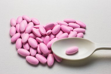 Kalp şeklinde çok pembe tablet hap