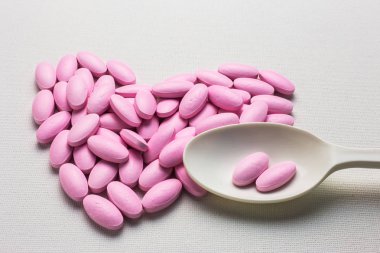 Kalp şeklinde çok pembe tablet hap