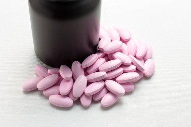 Çok pembe tablet hap şişesi ile