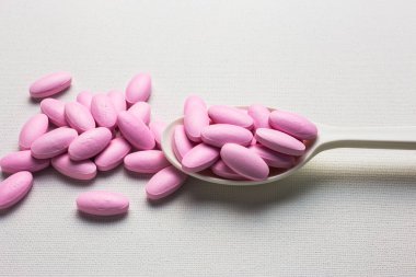 Bir kaşık fazla pembe tablet hap