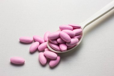 Bir kaşık fazla pembe tablet hap
