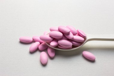 Bir kaşık fazla pembe tablet hap