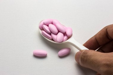 Fazla hap kaşıkla holding eller