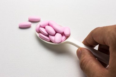 Fazla hap kaşıkla holding eller