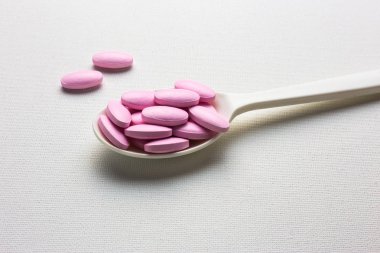 Bir kaşık fazla pembe tablet hap