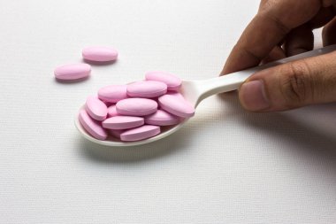 Fazla hap kaşıkla holding eller