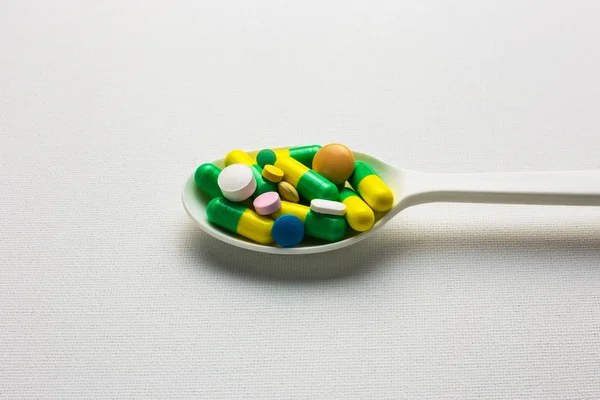 Wiele tabletek i kapsułek pigułki na łyżkę — Zdjęcie stockowe