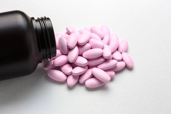 Çok pembe tablet hap şişesi ile