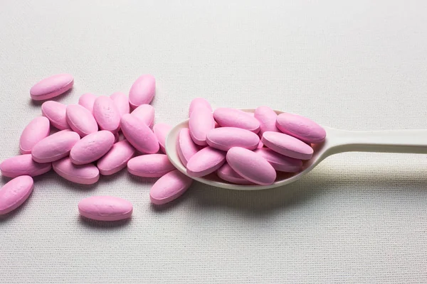 Bir kaşık fazla pembe tablet hap