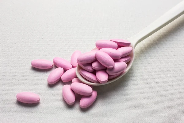 Bir kaşık fazla pembe tablet hap