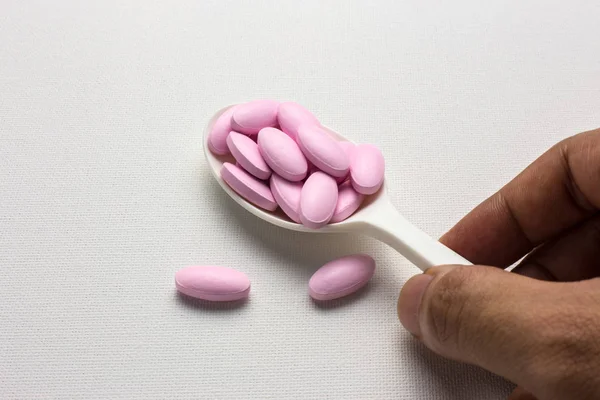 Fazla hap kaşıkla holding eller