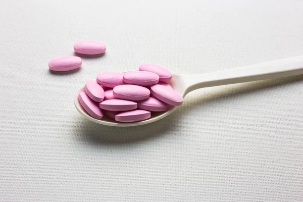Bir kaşık fazla pembe tablet hap