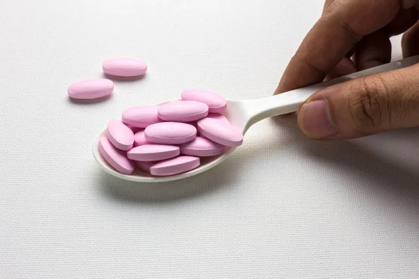 Fazla hap kaşıkla holding eller