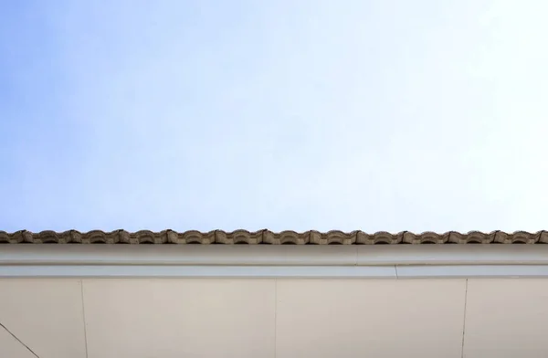 Dach dachówka przeciw błękitne niebo — Zdjęcie stockowe
