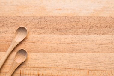 Ahşap arka planda tahta kaşık