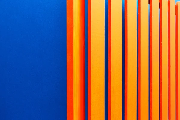 Recinzione arancione e sfondo blu della trama della parete — Foto Stock